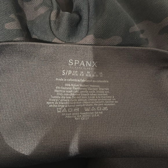 SPANX Camo Leggings with Sleek Fit and Subtle Sheen - Picture 3 of 3